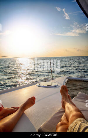 Vater und Sohn auf der Yacht in der Sonne Stockfoto