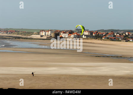 Drachen fliegen am Strand auf den Dünen, de la Durchhang in der Nähe von Wimereux, einem kleinen Dorf und Badeort an der Calais/Boulogne Küstenstraße im Norden Franc Stockfoto