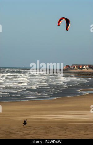 Drachen fliegen am Strand auf den Dünen, de la Durchhang in der Nähe von Wimereux, einem kleinen Dorf und Badeort an der Calais/Boulogne Küstenstraße im Norden Franc Stockfoto