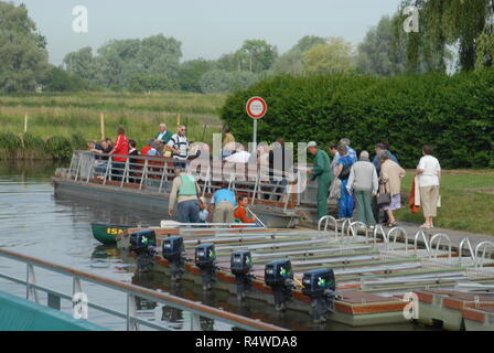 Eine Gruppe von Touristen an Bord eines Marsh Schiff für eine Kreuzfahrt entlang der hourÕs Audomarois Sümpfe an Clairmarais in der Nähe von St. Omer im Norden Frankreichs. Stockfoto