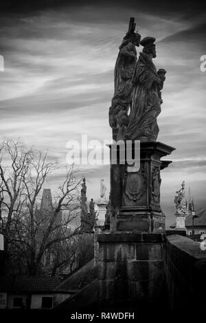 Bild vertikal von Skulpturen, die Christus zwischen der Heiligen Cosmas und Damian, auf der Karlsbrücke in Prag, Low Angle View Stockfoto