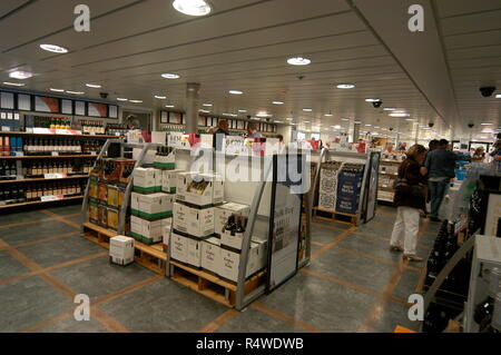 Die Passagiere der Duty Free Shopping an Bord einer der P&O Ferries während einer kanalübergreifenden Kreuzung zwischen Dover in England und Calais in Frankreich. Stockfoto