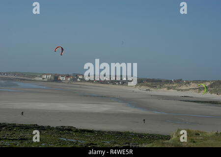 Drachen fliegen am Strand auf den Dünen, de la Durchhang in der Nähe von Wimereux, einem kleinen Dorf und Badeort an der Calais/Boulogne Küstenstraße im Norden Franc Stockfoto