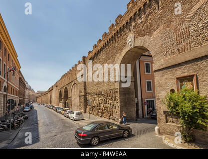 Rom, Italien, 11. Juni 2017: Alte Straße, Gebäude und Stadtmauer Blick in Rom, Italien. Die traditionelle Architektur von Rom. Stockfoto