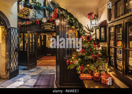 Wien, Österreich - 31. Dezember 2017. Weihnachten Dekoration der Wiener Griechenbeisl in Abend. Die Außenseite des rustikalen Restaurant im Jahre 1447 eröffnet, Dekorieren Stockfoto