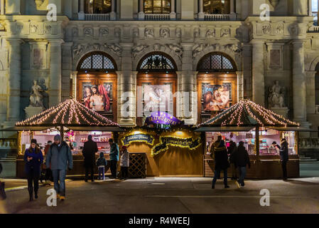 Wien, Österreich - 25. Dezember 2017. Die Leute gehen mit traditionellen Wiener Weihnachtsmarkt mit Stand auf der Maria-Theresien-Platz. Kioske und sta Stockfoto