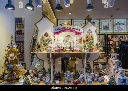 Wien, Österreich, 29. Dezember 2017. Vitrine mit Weihnachten Souvenirs und Dekor. Beleuchtetes Display mit Weihnachten Kugeln aus Glas, Tassen und Weihnachtsbäume. Stockfoto