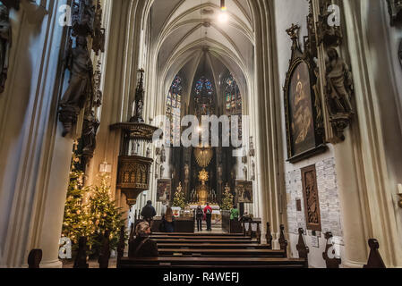 Wien, Österreich - 31. Dezember 2017. Interieur von Maria am Gestade oder Kirche Unserer Lieben Frau von der Ufer mit Weihnachtsdekoration. Eine der ältesten Stockfoto