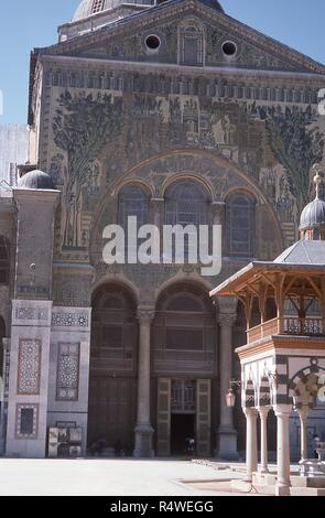 Blick Richtung Süden der zentralen Mosaik Fassade der Omaijadenmoschee in Damaskus, Syrien, Juni 1994. Am rechten Rand ist der Waschung Brunnen im Hof außerhalb. () Stockfoto