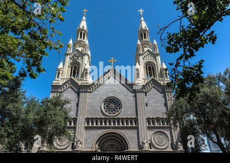 San Francisco, Kalifornien, USA - 12. Juni 2018: St. Peter und Paul Kirche in Filbert Street Stockfoto