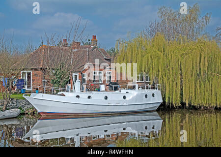 Yalding, Motorboot günstig auf die den Fluss Medway, Kent, Stockfoto