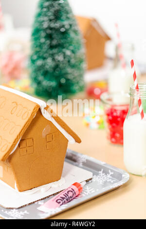 Nahaufnahme der Lebkuchenhäuser auf Kinder Handwerk Weihnachtsfeier. Stockfoto