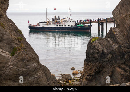 Die Passagiere an Bord MS Oldenburg warten auf dem Festland auf Lundy Island, Devon, England, UK im August zurückzukehren. Stockfoto