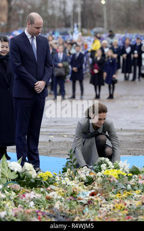 Der Duke und die Herzogin von Cambridge legen Blumen an der Tribute-Stelle in der Nähe des King Power Stadions des Leicester City Football Club, während eines Besuchs in Leicester, um denen zu Tribut zu zollen, die letzten Monat bei dem Hubschrauberabsturz ums Leben kamen. Stockfoto