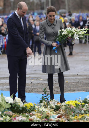 Der Duke und die Herzogin von Cambridge legen Blumen an der Tribute-Stelle in der Nähe des King Power Stadions des Leicester City Football Club, während eines Besuchs in Leicester, um denen zu Tribut zu zollen, die letzten Monat bei dem Hubschrauberabsturz ums Leben kamen. Stockfoto