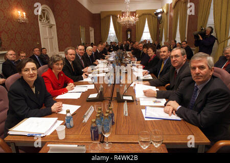 Nordirlands Ersten Minister David Trimble, Vordergrund, gegenüber den irischen Premierminister Bertie Ahern, zweite links und den irischen Außenminister David Andrews, Links, im Palace Demesne in Armagh, Nordirland Montag, Dez. 13, 1999 Für die erste Sitzung der Nord-süd-Ministerrat. Ein weiterer wichtiger Aspekt der Friedensabkommen der Nordirland ging vom Traum zur Wirklichkeit Montag als die Regierungen aus beiden Teilen Irlands ihren ersten Gipfel seit der Teilung der Insel im Jahre 1920 statt. Foto/Paul McErlane Stockfoto