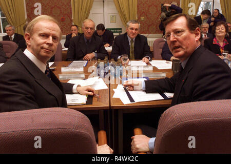 Nordirlands Ersten Minister David Trimble, Vordergrund, gegenüber den irischen Premierminister Bertie Ahern, zweite links und den irischen Außenminister David Andrews, Links, im Palace Demesne in Armagh, Nordirland Montag, Dez. 13, 1999 Für die erste Sitzung der Nord-süd-Ministerrat. Ein weiterer wichtiger Aspekt der Friedensabkommen der Nordirland ging vom Traum zur Wirklichkeit Montag als die Regierungen aus beiden Teilen Irlands ihren ersten Gipfel seit der Teilung der Insel im Jahre 1920 statt. Foto/Paul McErlane Stockfoto