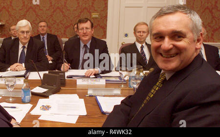 Nordirlands Ersten Minister David Trimble, Vordergrund, gegenüber den irischen Premierminister Bertie Ahern, zweite links und den irischen Außenminister David Andrews, Links, im Palace Demesne in Armagh, Nordirland Montag, Dez. 13, 1999 Für die erste Sitzung der Nord-süd-Ministerrat. Ein weiterer wichtiger Aspekt der Friedensabkommen der Nordirland ging vom Traum zur Wirklichkeit Montag als die Regierungen aus beiden Teilen Irlands ihren ersten Gipfel seit der Teilung der Insel im Jahre 1920 statt. Foto/Paul McErlane Stockfoto