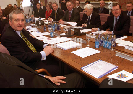 Nordirlands Ersten Minister David Trimble, Vordergrund, gegenüber den irischen Premierminister Bertie Ahern, zweite links und den irischen Außenminister David Andrews, Links, im Palace Demesne in Armagh, Nordirland Montag, Dez. 13, 1999 Für die erste Sitzung der Nord-süd-Ministerrat. Ein weiterer wichtiger Aspekt der Friedensabkommen der Nordirland ging vom Traum zur Wirklichkeit Montag als die Regierungen aus beiden Teilen Irlands ihren ersten Gipfel seit der Teilung der Insel im Jahre 1920 statt. Foto/Paul McErlane Stockfoto