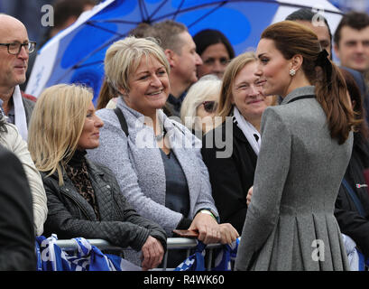 Die Herzogin von Cambridgesopeaks mit Anhängern bei einem Besuch im King Power Stadium des Leicester City Football Club, um denjenigen zu Tribut zu zollen, die letzten Monat bei dem Hubschrauberabsturz ums Leben kamen. Stockfoto