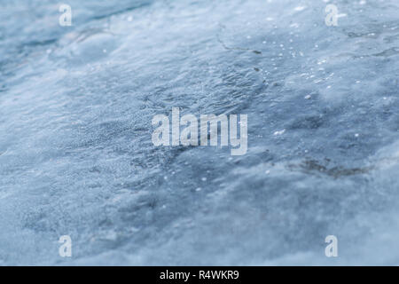 Nahaufnahme von gefrorenem Wasser. Stockfoto