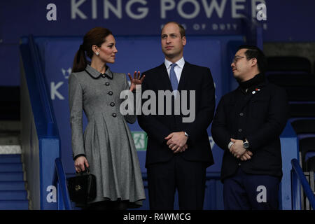 Der Herzog und die Herzogin von Cambridge sprechen mit Aiyawatt Srivaddhanaprabha, wie Sie die Tonhöhe von der Tribüne an der Leicester City Fußball-ClubÕs King Power Stadion ansehen, bei einem Besuch in Leicester Tribut zu denen, die in der Absturz eines Hubschraubers getötet wurden letzten Monat zu zahlen. Stockfoto