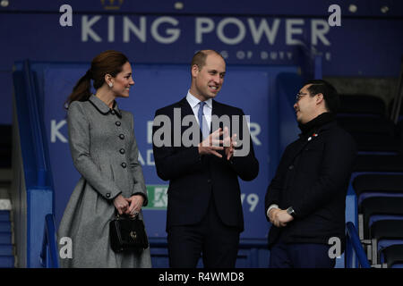 Der Herzog und die Herzogin von Cambridge sprechen mit Aiyawatt Srivaddhanaprabha, wie Sie die Tonhöhe von der Tribüne an der Leicester City Fußball-ClubÕs King Power Stadion ansehen, bei einem Besuch in Leicester Tribut zu denen, die in der Absturz eines Hubschraubers getötet wurden letzten Monat zu zahlen. Stockfoto