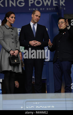 Der Herzog und die Herzogin von Cambridge sprechen mit Aiyawatt Srivaddhanaprabha, wie Sie die Tonhöhe von der Tribüne aus Blick auf den Leicester City Football Club King Power Stadion, bei einem Besuch in Leicester Tribut zu denen, die in der Absturz eines Hubschraubers getötet wurden letzten Monat zu zahlen. Stockfoto