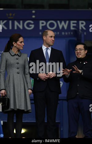 Der Herzog und die Herzogin von Cambridge sprechen mit Aiyawatt Srivaddhanaprabha, wie Sie die Tonhöhe von der Tribüne aus Blick auf den Leicester City Football Club King Power Stadion, bei einem Besuch in Leicester Tribut zu denen, die in der Absturz eines Hubschraubers getötet wurden letzten Monat zu zahlen. Stockfoto