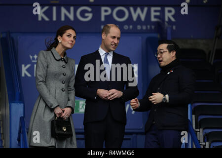 Der Herzog und die Herzogin von Cambridge sprechen mit Aiyawatt Srivaddhanaprabha, wie Sie die Tonhöhe von der Tribüne aus Blick auf den Leicester City Football Club King Power Stadion, bei einem Besuch in Leicester Tribut zu denen, die in der Absturz eines Hubschraubers getötet wurden letzten Monat zu zahlen. Stockfoto