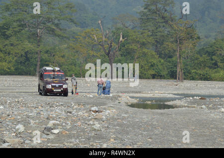 Fluss Jayanti fließt durch den Buxa Tiger Reserve von buxa Nationalpark in Jalpaiguri Bezirk West Bengalen, Indien Stockfoto