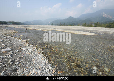 Fluss Jayanti fließt durch den Buxa Tiger Reserve von buxa Nationalpark in Jalpaiguri Bezirk West Bengalen, Indien Stockfoto