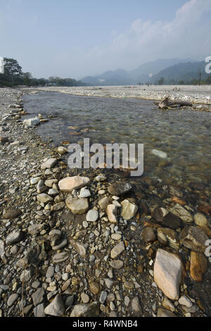 Fluss Jayanti fließt durch den Buxa Tiger Reserve von buxa Nationalpark in Jalpaiguri Bezirk West Bengalen, Indien Stockfoto