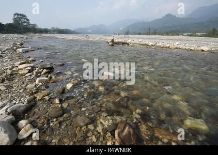 Fluss Jayanti fließt durch den Buxa Tiger Reserve von buxa Nationalpark in Jalpaiguri Bezirk West Bengalen, Indien Stockfoto