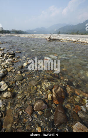 Fluss Jayanti fließt durch den Buxa Tiger Reserve von buxa Nationalpark in Jalpaiguri Bezirk West Bengalen, Indien Stockfoto