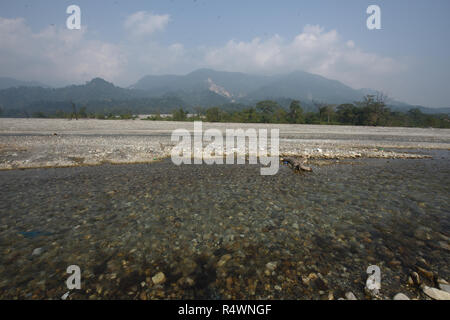 Fluss Jayanti fließt durch den Buxa Tiger Reserve von buxa Nationalpark in Jalpaiguri Bezirk West Bengalen, Indien Stockfoto