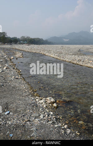 Fluss Jayanti fließt durch den Buxa Tiger Reserve von buxa Nationalpark in Jalpaiguri Bezirk West Bengalen, Indien Stockfoto