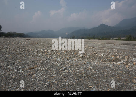 Fluss Jayanti fließt durch den Buxa Tiger Reserve von buxa Nationalpark in Jalpaiguri Bezirk West Bengalen, Indien Stockfoto