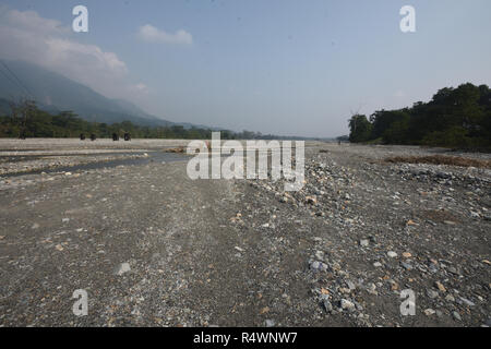 Fluss Jayanti fließt durch den Buxa Tiger Reserve von buxa Nationalpark in Jalpaiguri Bezirk West Bengalen, Indien Stockfoto