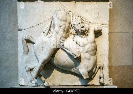Teil der Elgin Marbles im British Museum, London, UK. Lapith und Centaur kämpfen, metope Süd II.