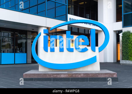 SANTA CLARA, CA/USA - Oktober 20, 2018: Intel Corporate Büros und Logo. Stockfoto