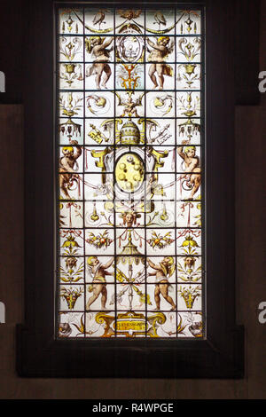 Die laurentian Library (Biblioteca Medicea Laurenziana), Florenz, Italien. 16. jahrhundert Buntglasfenster, die Embleme der Familie Medici Stockfoto