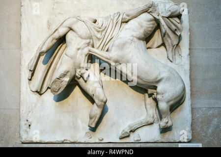 Teil der Elgin Marbles im British Museum, London, UK. Metope Süd VII. Lapith und Centaur kämpfen