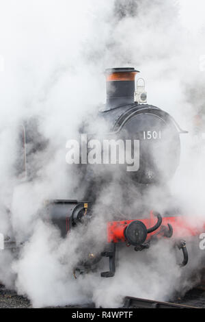 Vorderansicht Nahaufnahme der alten britischen Dampflok, die Dampf ablassen und sich auf die Abfahrt auf der Severn Valley Railway Heritage Line vorbereiten. Unsichtbarer Zug. Stockfoto