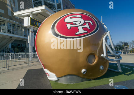 SANTA CLARA, CA/USA - Oktober 20, 2018: San Francisco 49ers Leben Größe Helm außerhalb Levi's Stadion. Stockfoto