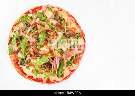 Pizza Prosciutto Crudo mit Feigen, Mozzarella und Ruccola auf weißem Hintergrund Stockfoto