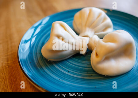 Khinkali mit Käse auf dem Teller im Restaurant. Traditionelle geogian Küche Stockfoto