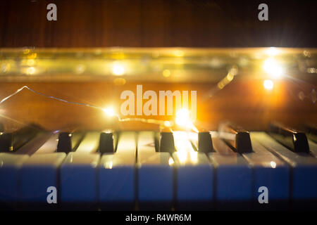 Vorderansicht des piano Keyboard mit Weihnachten Leuchten Stockfoto