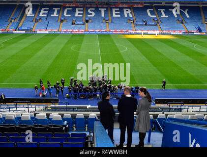 Der Herzog und die Herzogin von Cambridge sprechen mit Aiyawatt Srivaddhanaprabha, wie Sie die Tonhöhe von der Tribüne aus Blick auf den Leicester City Football Club King Power Stadion, bei einem Besuch in Leicester Tribut zu denen, die in der Absturz eines Hubschraubers getötet wurden letzten Monat zu zahlen. Stockfoto