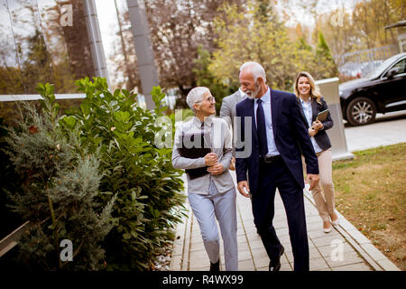 Ältere und junge Geschäftsleute wandern outdoor Business Office Stockfoto